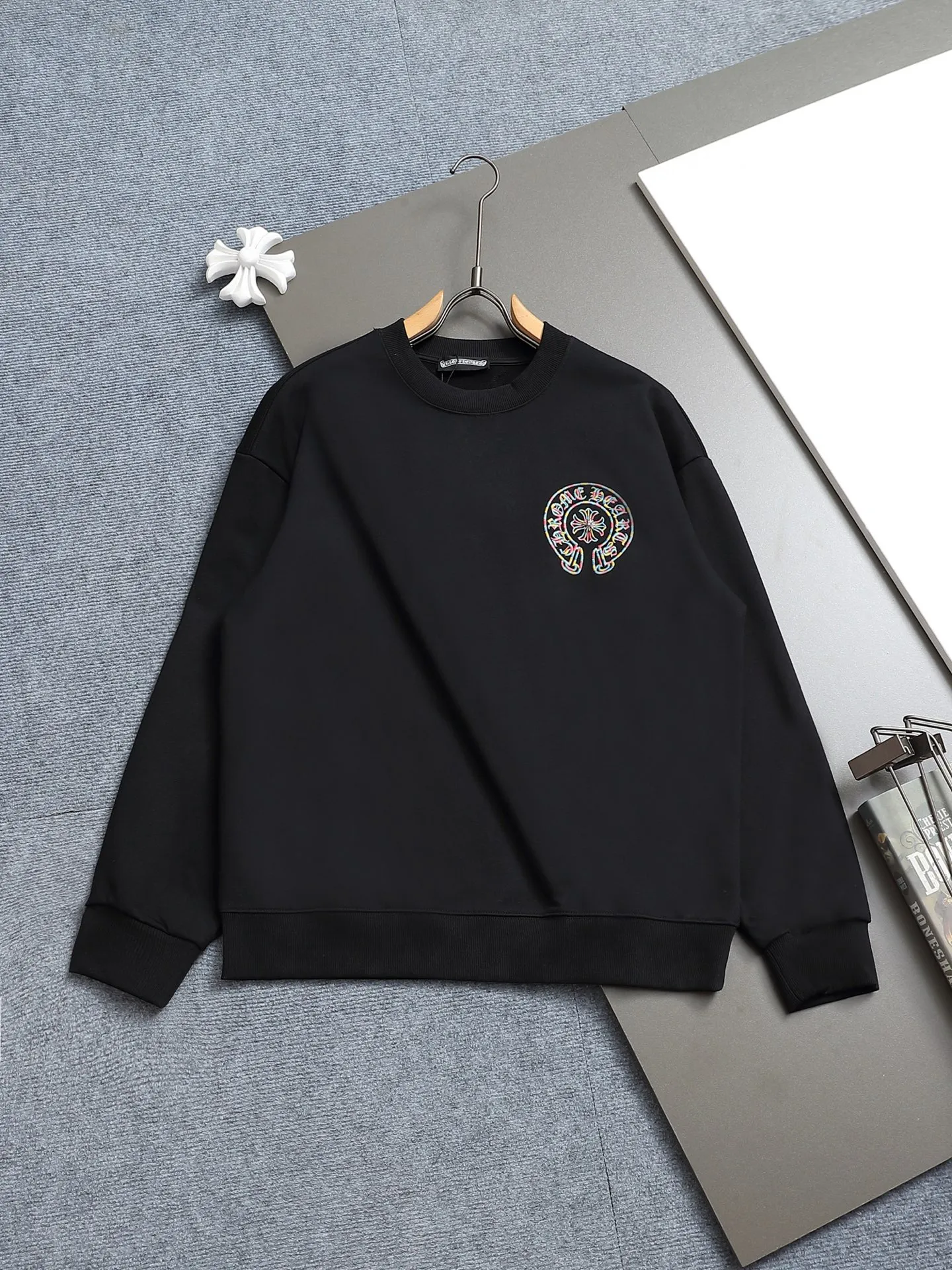 P250 Chrome hearts ch Chrome hearts cross horse LOGO round neck sweatshirt with thousands of needle embroidery crafts. Large version. Loose and stylish. The difference is the low version, the slim version, the upper body and the crotch. 100% commitment: top quality, not fast food. The highest version on the market. Top quality, 450 grams. 26 custom-dyed double yarn cotton, same style for men and women, complete with three standards. Color: Black White Size: SMLXL